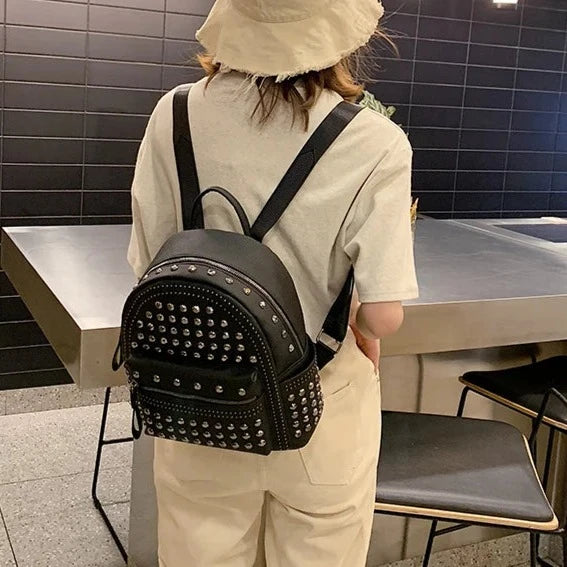 Mochila Feminina Preppy em Couro Sintético com Strass