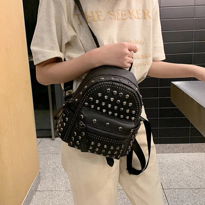 Mochila Feminina Preppy em Couro Sintético com Strass