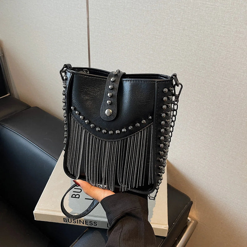 Bolsa Feminina de Ombro em Couro Com franjas e Spikes