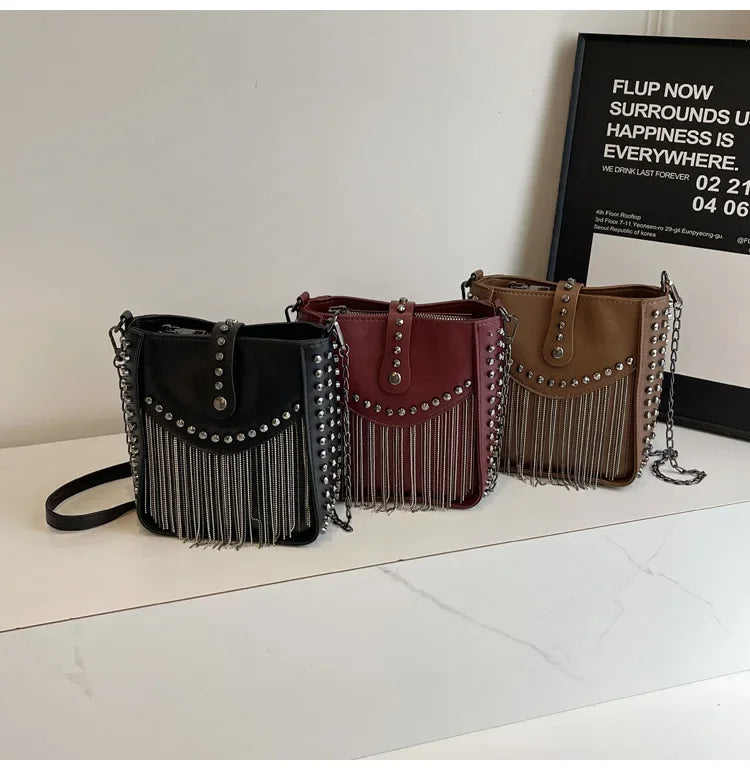 Bolsa Feminina de Ombro em Couro Com franjas e Spikes