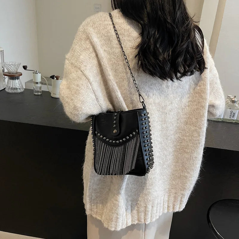 Bolsa Feminina de Ombro em Couro Com franjas e Spikes