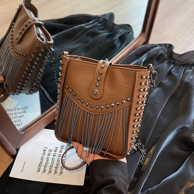 Bolsa Feminina de Ombro em Couro Com franjas e Spikes