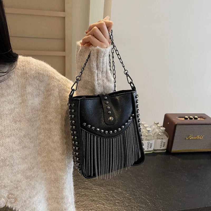 Bolsa Feminina de Ombro em Couro Com franjas e Spikes