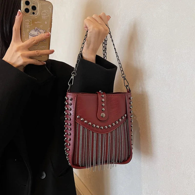 Bolsa Feminina de Ombro em Couro Com franjas e Spikes