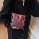 Bolsa Feminina de Ombro em Couro Com franjas e Spikes