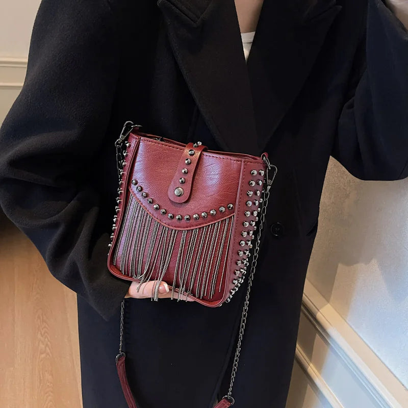 Bolsa Feminina de Ombro em Couro Com franjas e Spikes