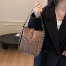 Bolsa Feminina de Ombro em Couro Com franjas e Spikes