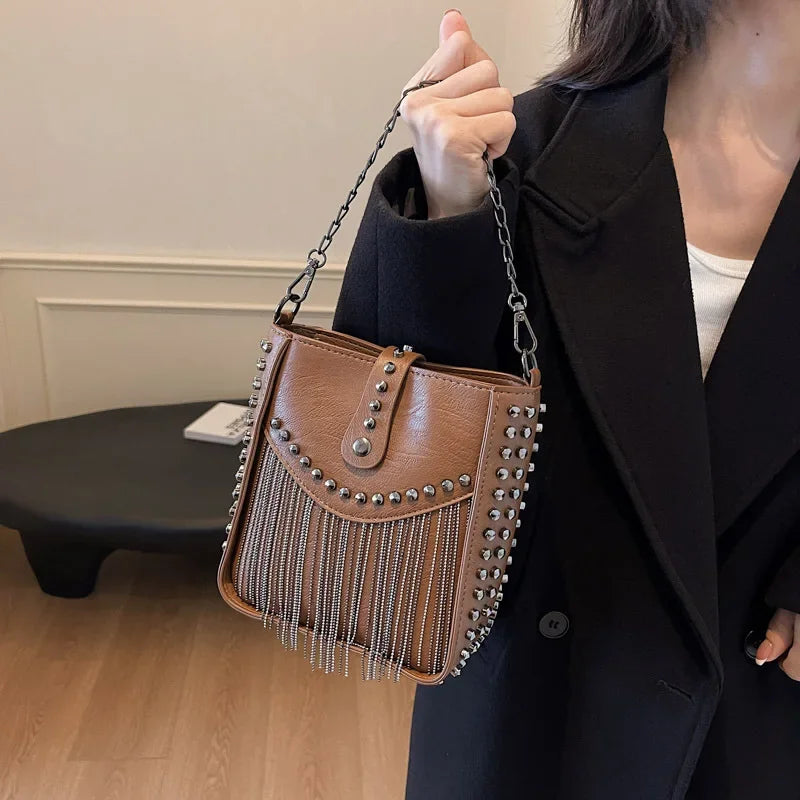 Bolsa Feminina de Ombro em Couro Com franjas e Spikes