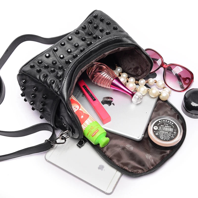 Bolsa Tiracolo Feminina Com Spikes