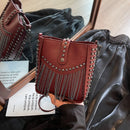 Bolsa Feminina de Ombro em Couro Com franjas e Spikes