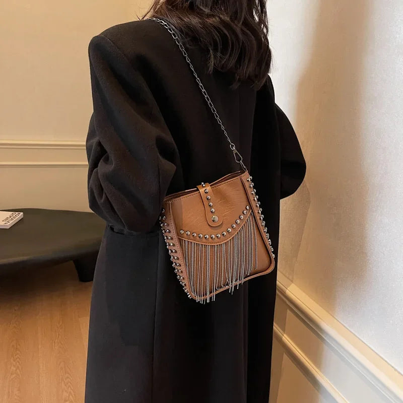 Bolsa Feminina de Ombro em Couro Com franjas e Spikes